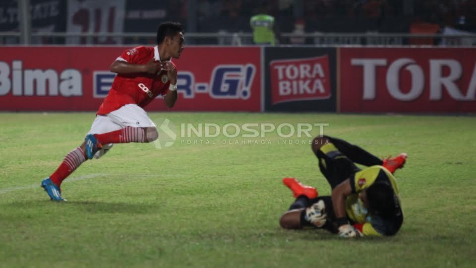 Selebrasi Pemain Persija Jakarta Abrizal Umanailo (kiri) usai mencetak gol kedua untuk Macan Kemayoran.